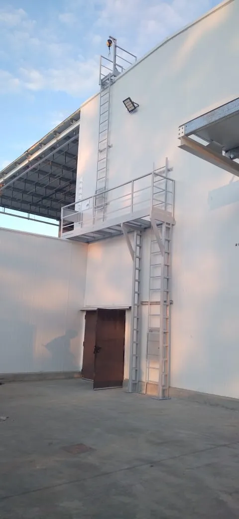 Fabricación y montaje de escaleras con plataforma